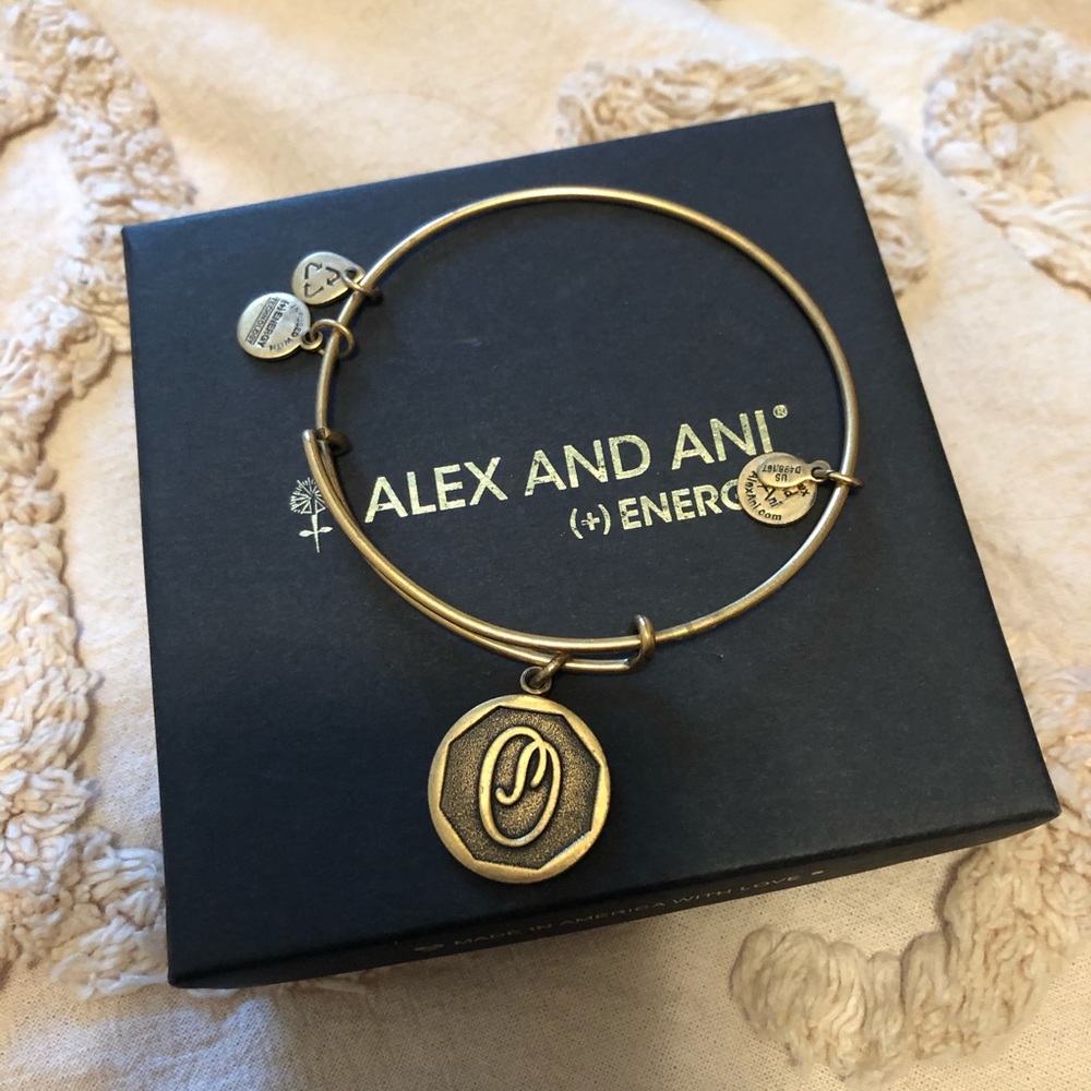 “O” Bangle Bracelet